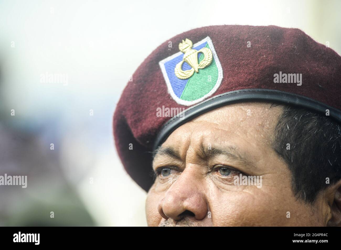 San Salvador, El Salvador. 22 Giugno 2021. Un veterano delle forze armate che indossa un beretto guarda sopra durante la dimostrazione. I veterani di guerra manifestano al Salvador del Mundo plaza per protestare contro i bassi benefici pensionistici e sanitari forniti dal governo. (Foto di Camilo Freedman/SOPA Images/Sipa USA) Credit: Sipa USA/Alamy Live News Foto Stock