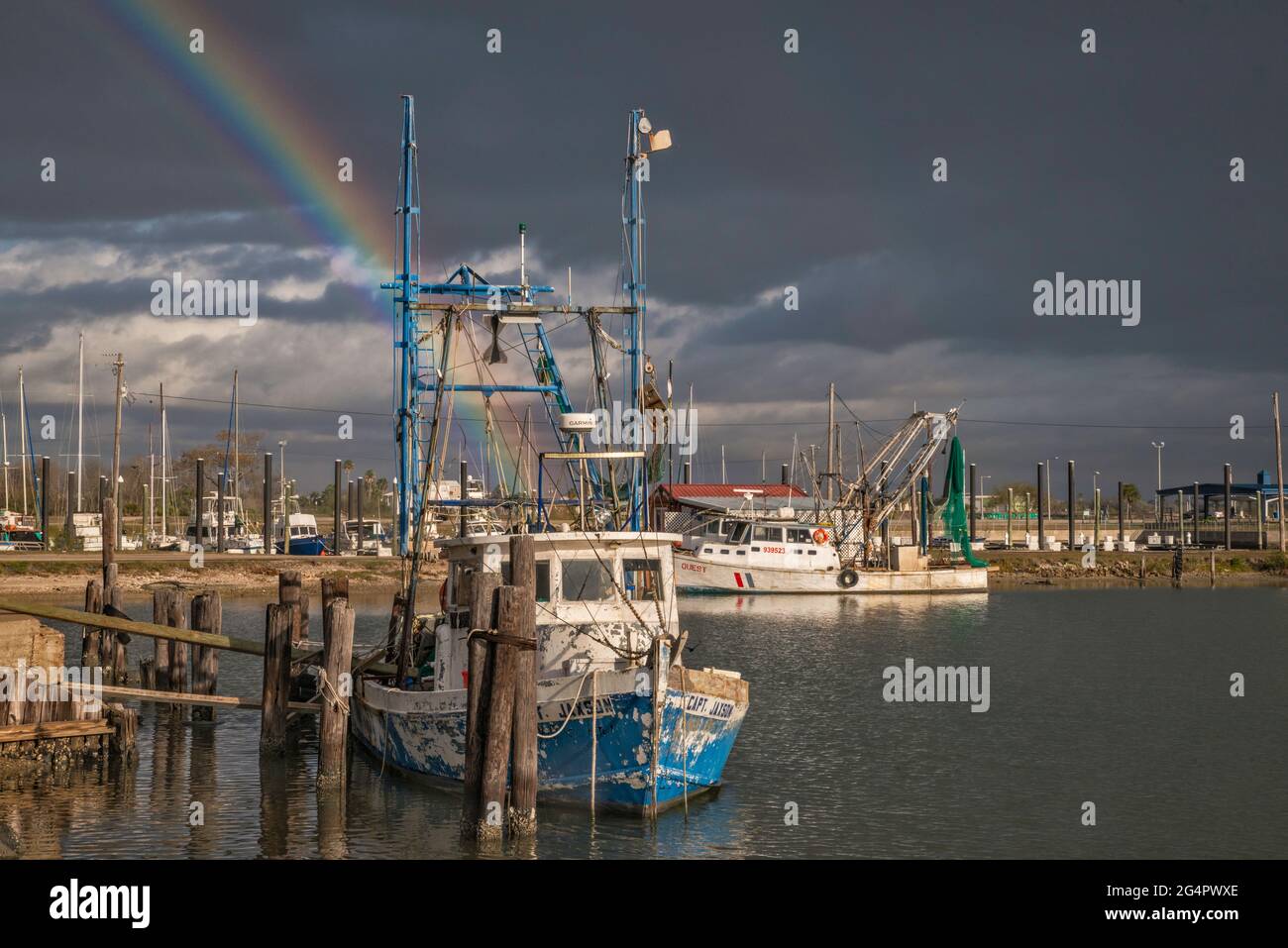 Arcobaleno su barche di gamberi al bacino portuale a Port Lavaca, Texas, USA Foto Stock