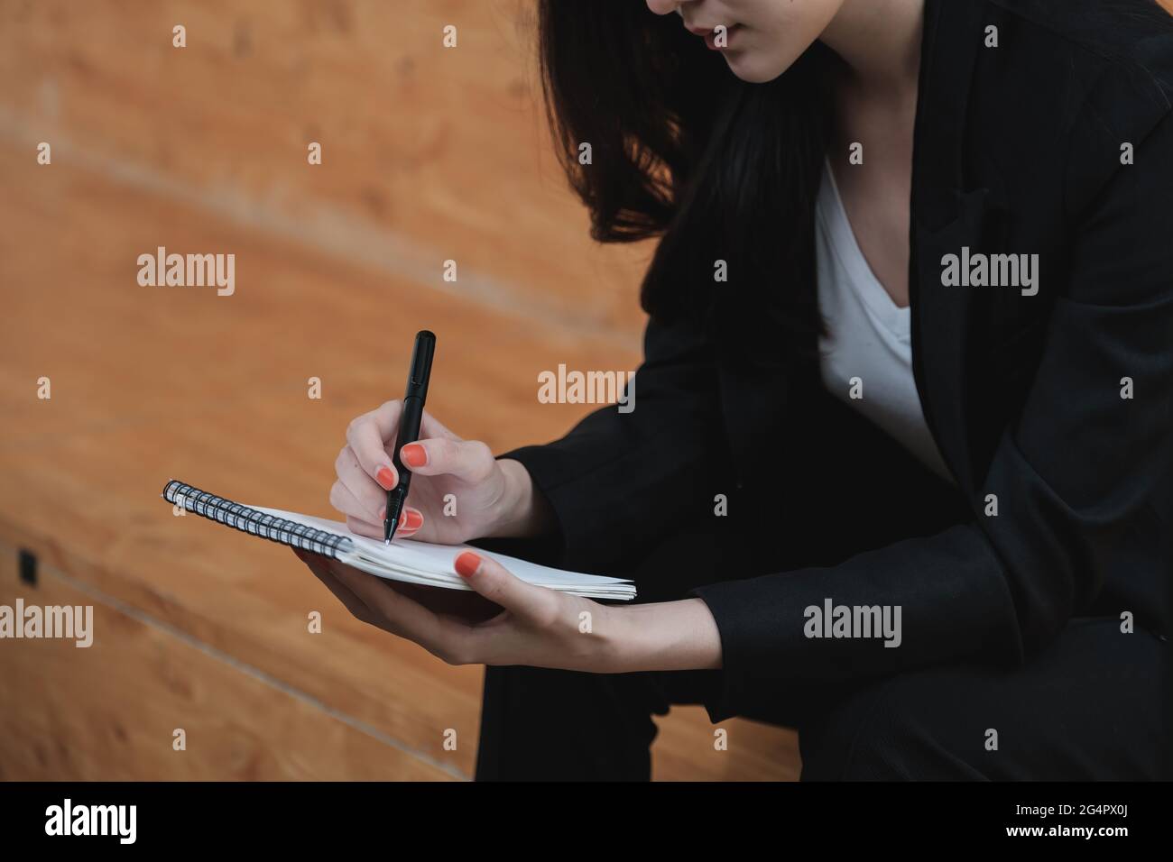 Donna alla ricerca di informazioni sul lavoro in mezzo alla pandemia COVID-19. Foto Stock