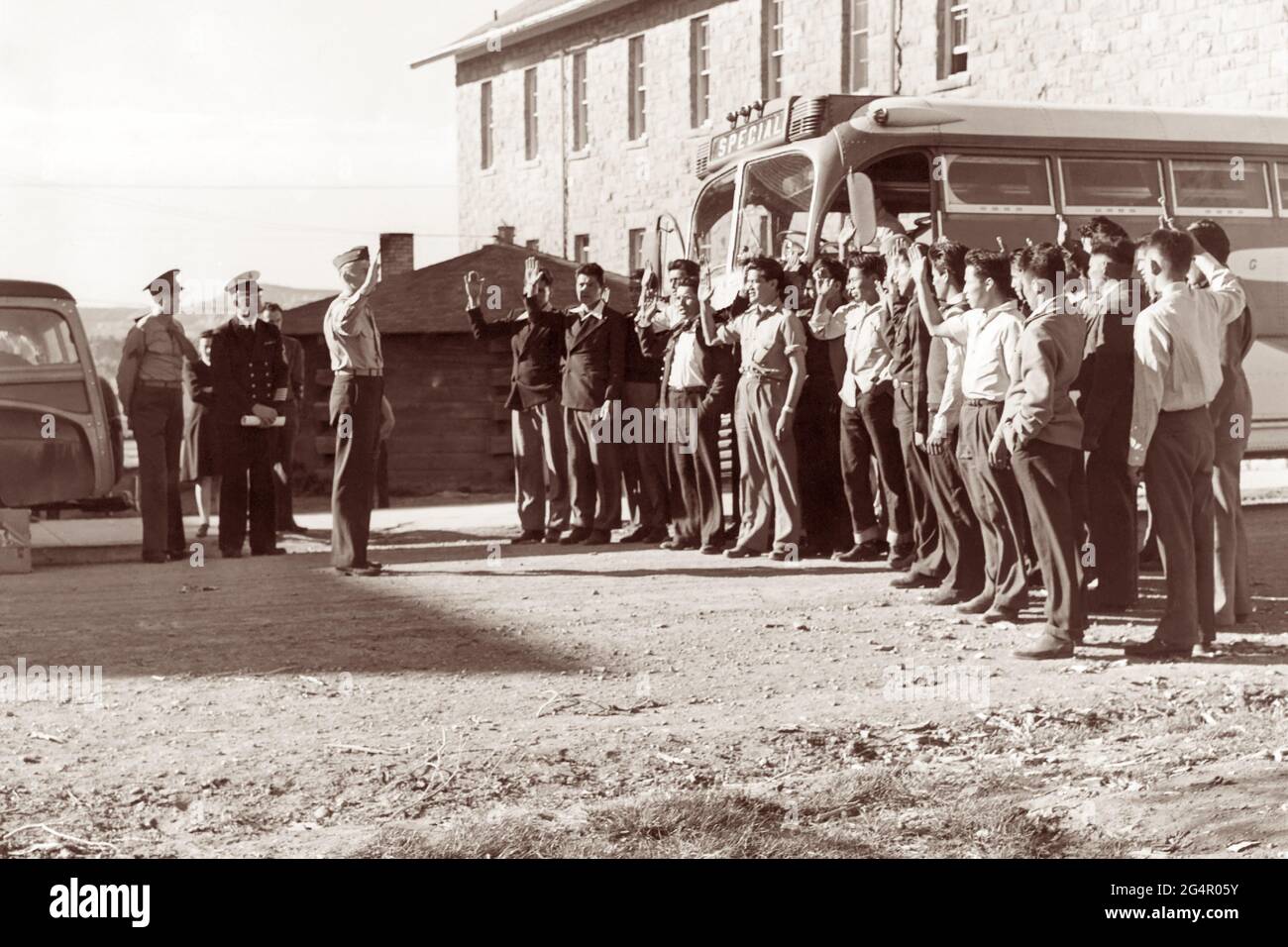 I primi 29 soldati Navajo a servire come Talkers di Codice durante la seconda guerra mondiale che sono stati giurati nel corpo marino degli Stati Uniti a Fort Wingate, New Mexico il 4 maggio 1942. Foto Stock