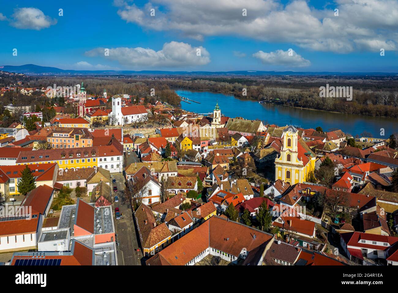 Szentendre, ungheria - Vista aerea della città di Szentendre in una giornata di sole con la Cattedrale Ortodossa Serba di Belgrado, la Parrocchia di San Giovanni Battista C. Foto Stock