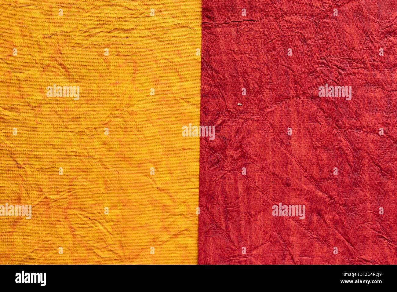 Uno sfondo di carta frantumata di colore giallo e rosso Foto Stock
