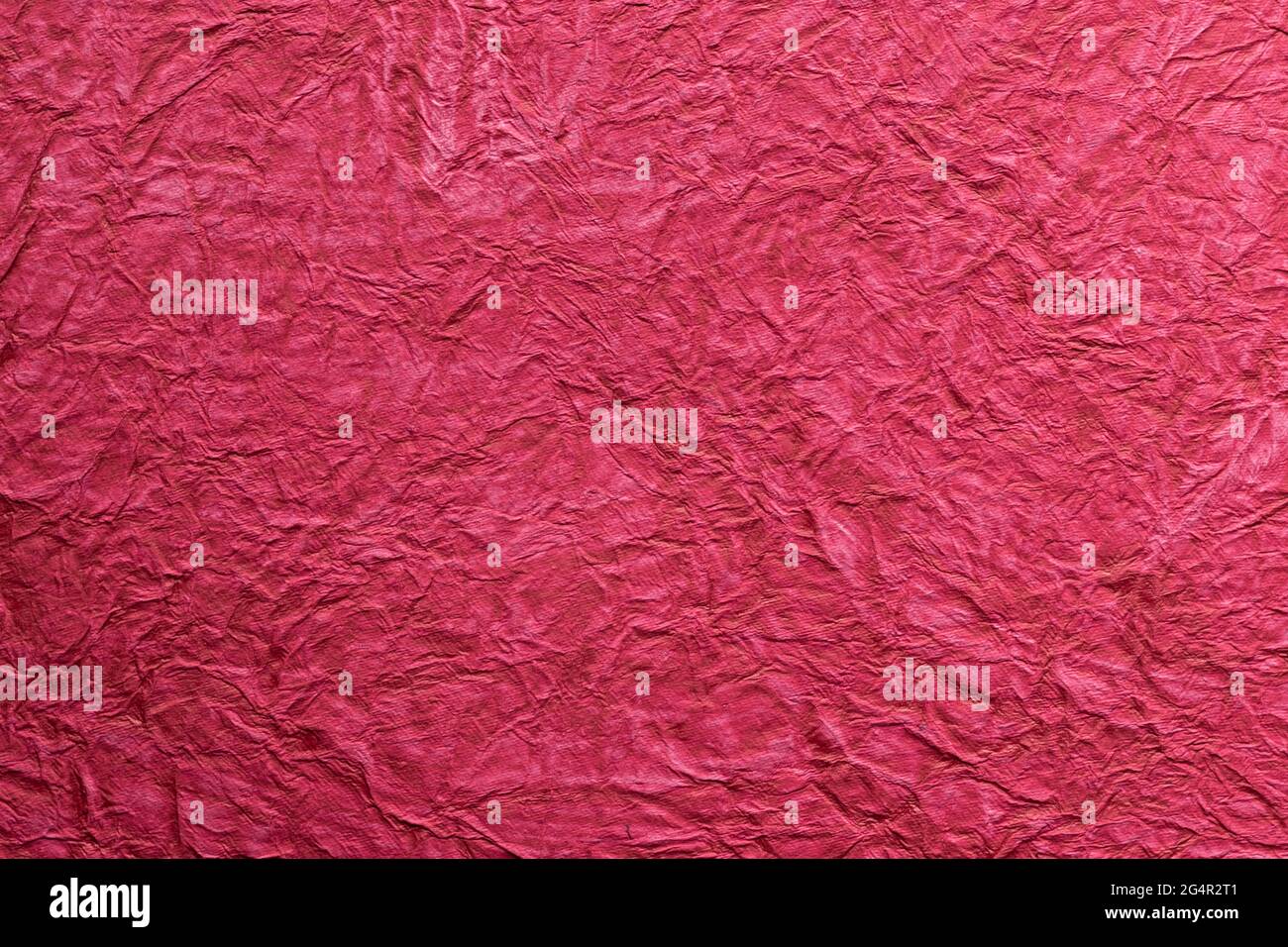 Sfondo con carta schiacciata di colore rosa Foto Stock