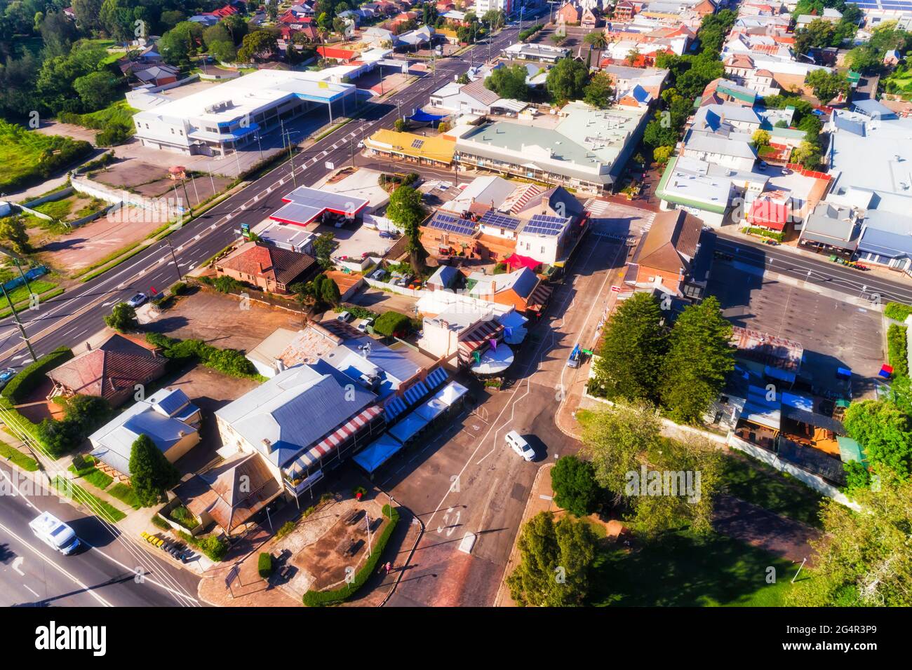 Windsor Town in Greater Sydney - veduta aerea dall'alto della strada principale e degli incroci intorno al parco locale. Foto Stock