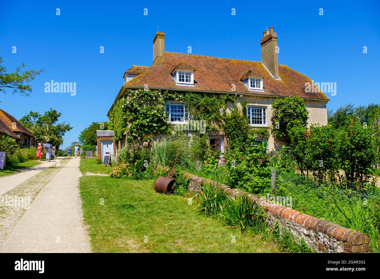 Charleston Farmhouse, la casa di East Sussex degli artisti Bloomsbury Set, Vanessa Bell e Duncan Grant, West Firle, South Downs, Inghilterra, Regno Unito Foto Stock