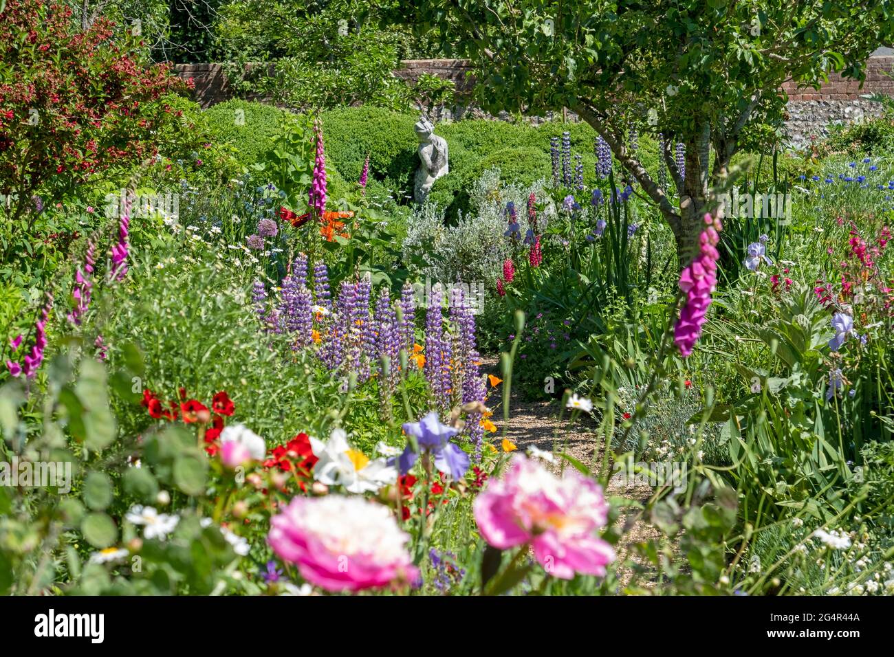 Il giardino presso la Charleston Farmhouse, la casa del Sussex Est di Vanessa Bell e Duncan Grant, West Firle, South Downs, Regno Unito Foto Stock