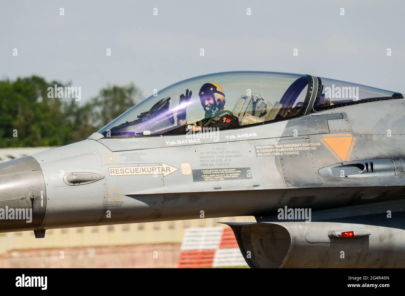 Turkish Air Force General Dynamics F-16C Fighting Falcon, pilota di caccia, esibendo al Royal International Air Tattoo, RAF Fairford, Regno Unito. Foto Stock