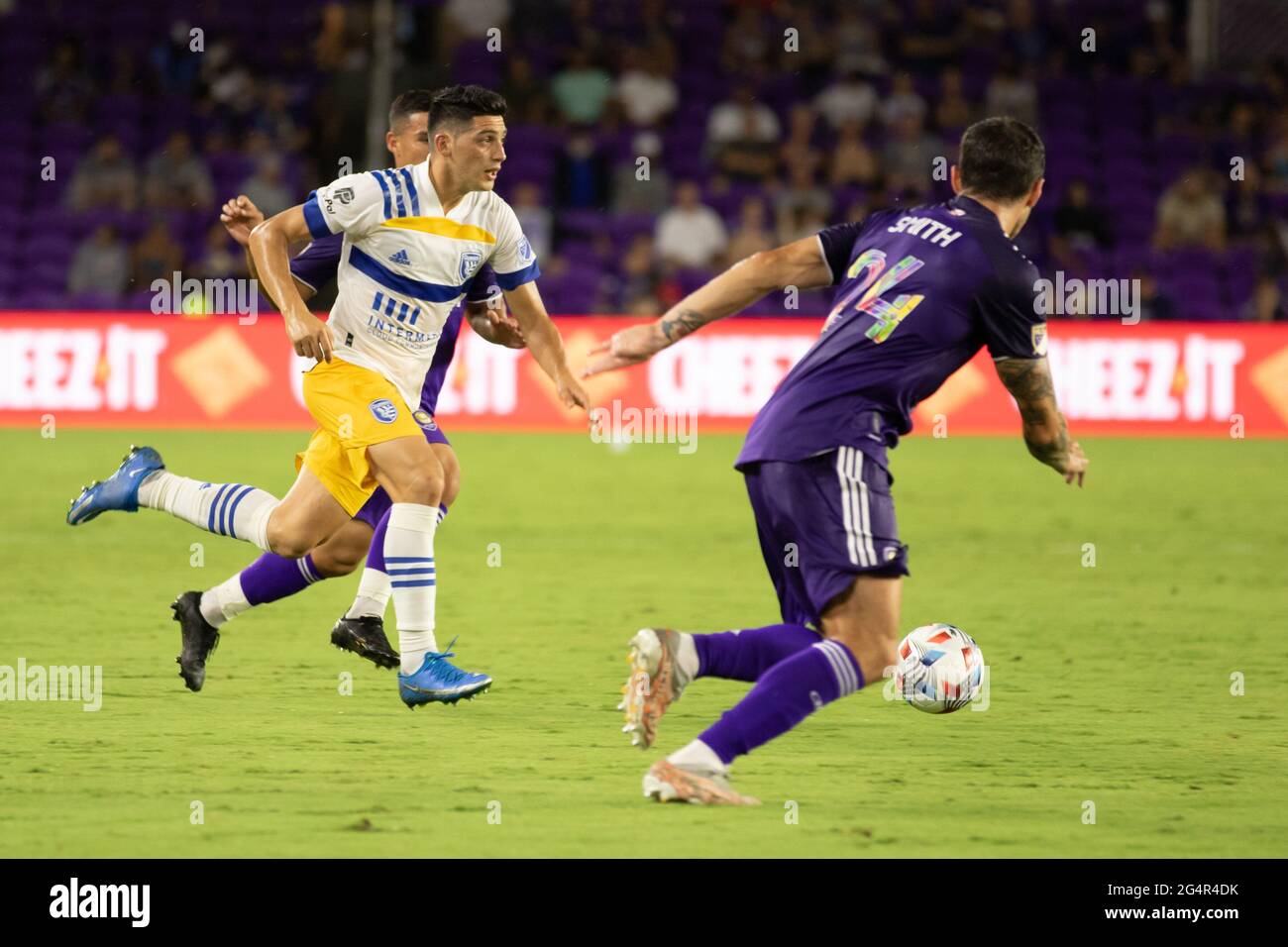 Orlando, Stati Uniti. 23 Giugno 2021. Cristian Espinoza (terremoti di San Jose del 10) corre con la palla durante la partita di calcio della Major League tra Orlando City e i terremoti di San Jose all'Exploria Stadium di Orlando, Florida. NESSUN UTILIZZO COMMERCIALE. Credit: SPP Sport Press Photo. /Alamy Live News Foto Stock