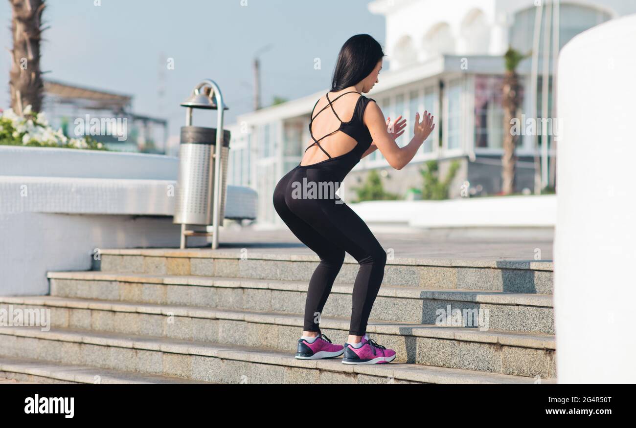 Fitness donna in abbigliamento sportivo salta sulle scale all'aperto.  Formazione funzionale stradale Foto stock - Alamy