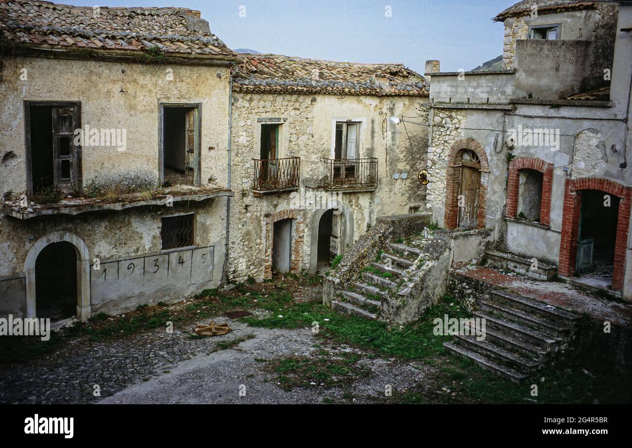 Romagnano al Monte, Campania, Italia. Antico borgo distrutto e abbandonato. Vecchia foto ripresa in film. Foto Stock