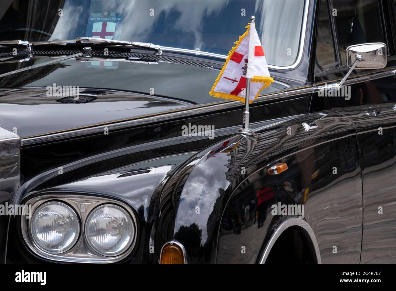 In attesa che il Lord May di Londra emerga dalla Cattedrale di St Paul dopo una funzione ufficiale, la bandiera della 'Corporation of London' pende sul cromato lucido della sua Rolls Royce ufficiale, il 22 giugno 2021, a Londra, Inghilterra. Foto Stock