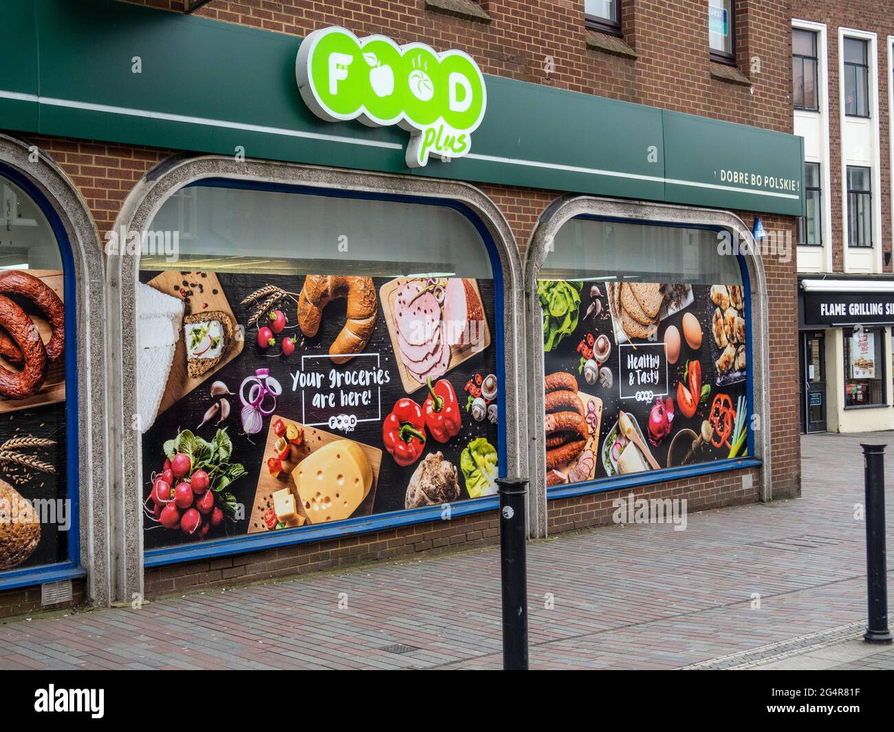 Food Plus, un minimarket polacco nel centro della città, Northampton, Regno Unito Foto Stock