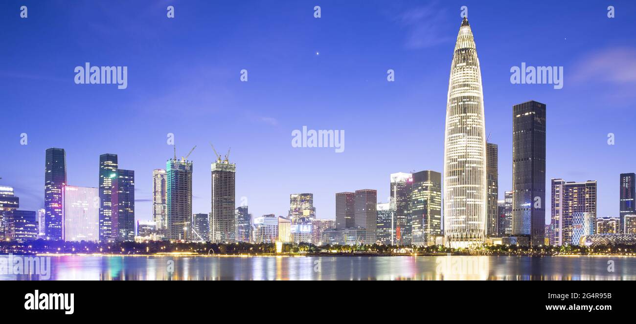 Provincia di Guangdong shenzhen quartiere di nanshan zona di houhai di notte Foto Stock