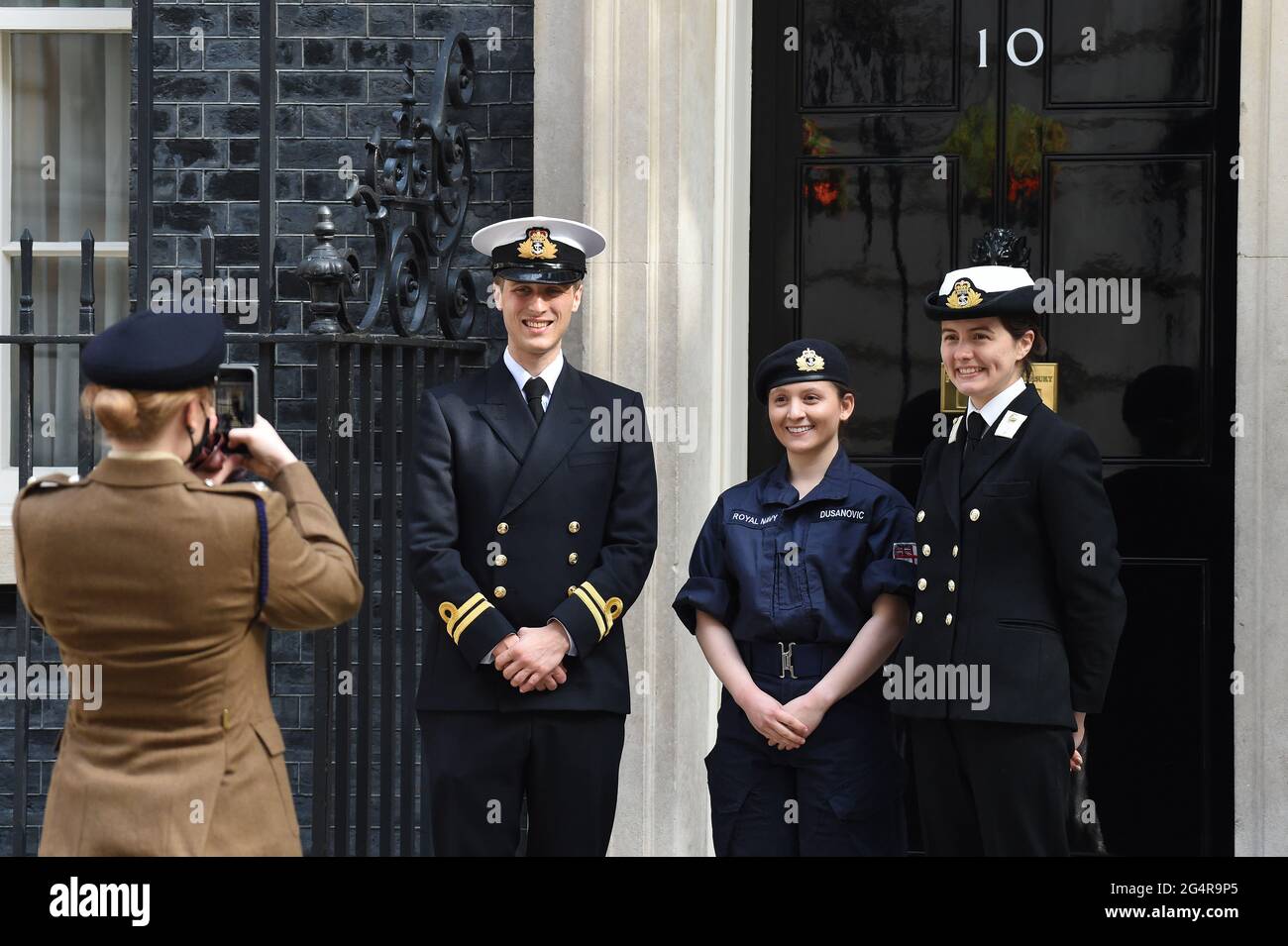 Downing Street Londra, Regno Unito. 23 Giugno 2021. Il personale militare arriva a Downing Street durante la settimana delle celebrazioni delle forze armate nel Regno Unito. Credit: MARTIN DALTON/Alamy Live News Foto Stock