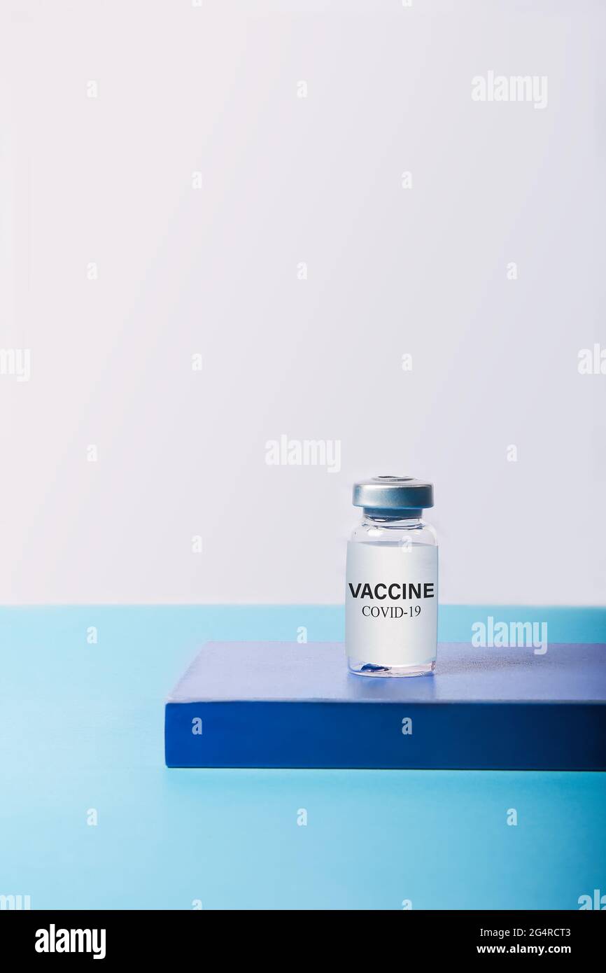 Vaccino e concetto medico sanitario. Vaccino su sfondo blu per la prevenzione, da infezione da virus corona nuova malattia del coronavirus 2019, COVID-1 Foto Stock