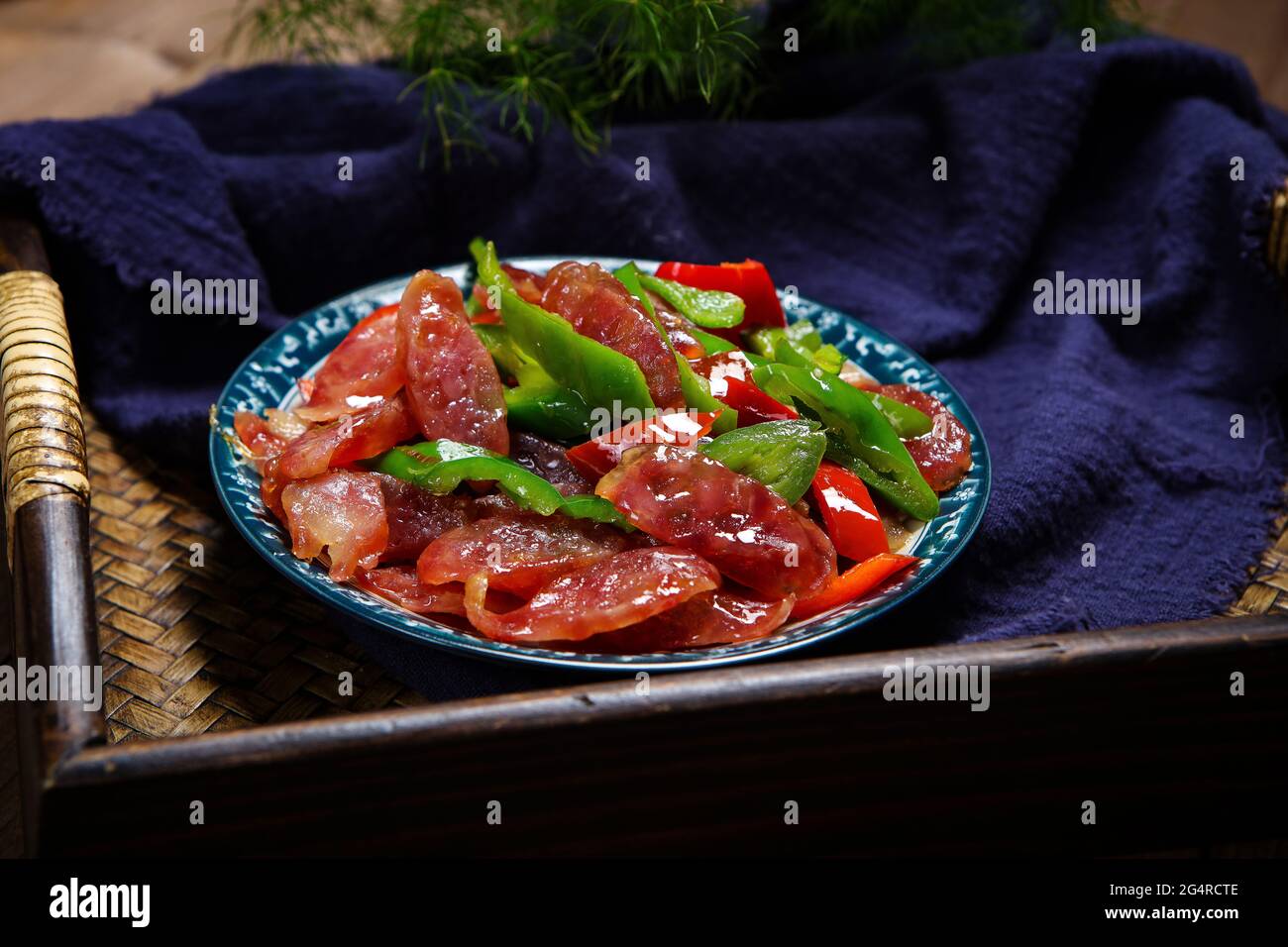 Pepe colorato salsicce fritte Foto Stock