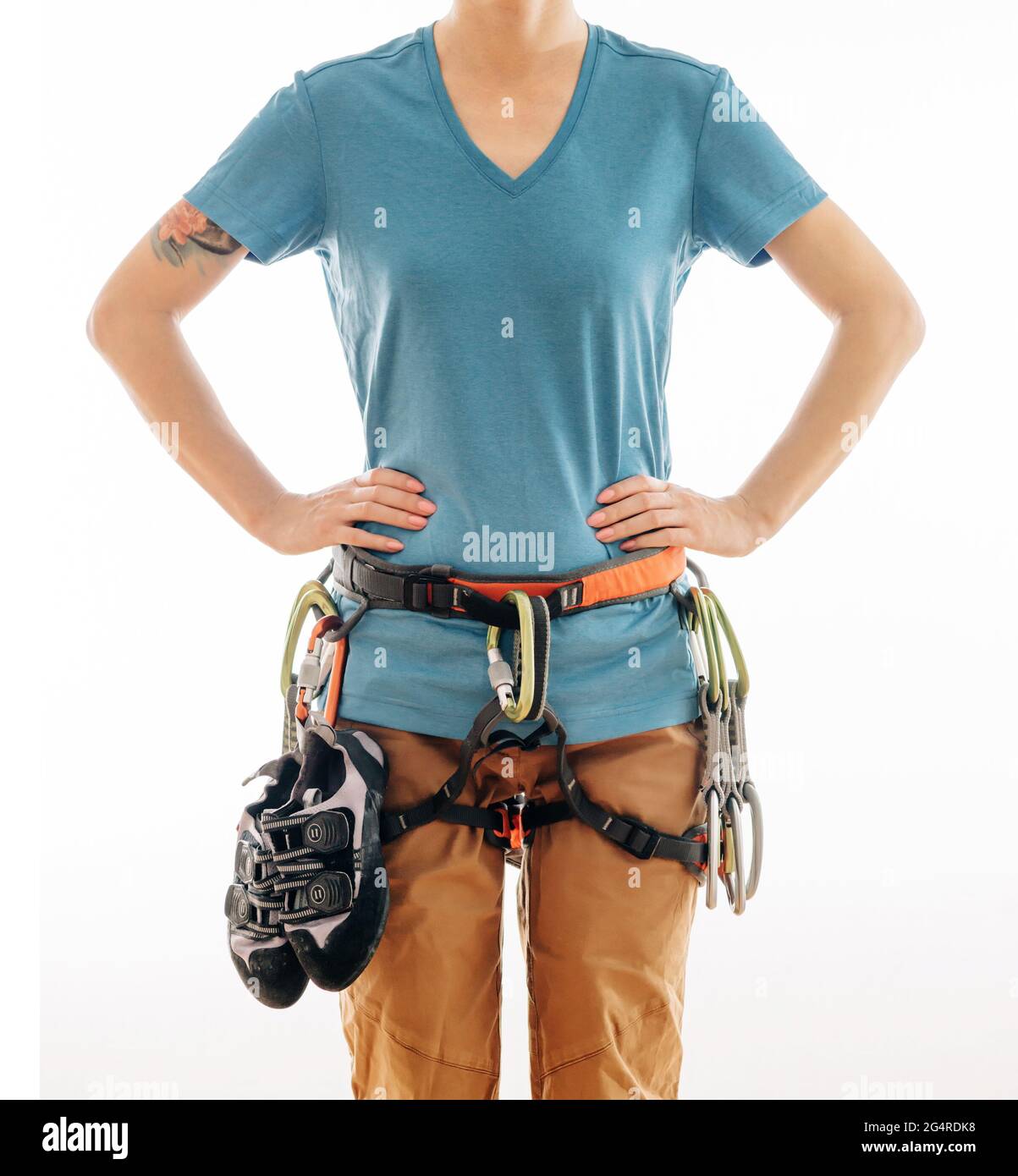 Donna che indossa sistema di cintura per l'arrampicata. Foto Stock