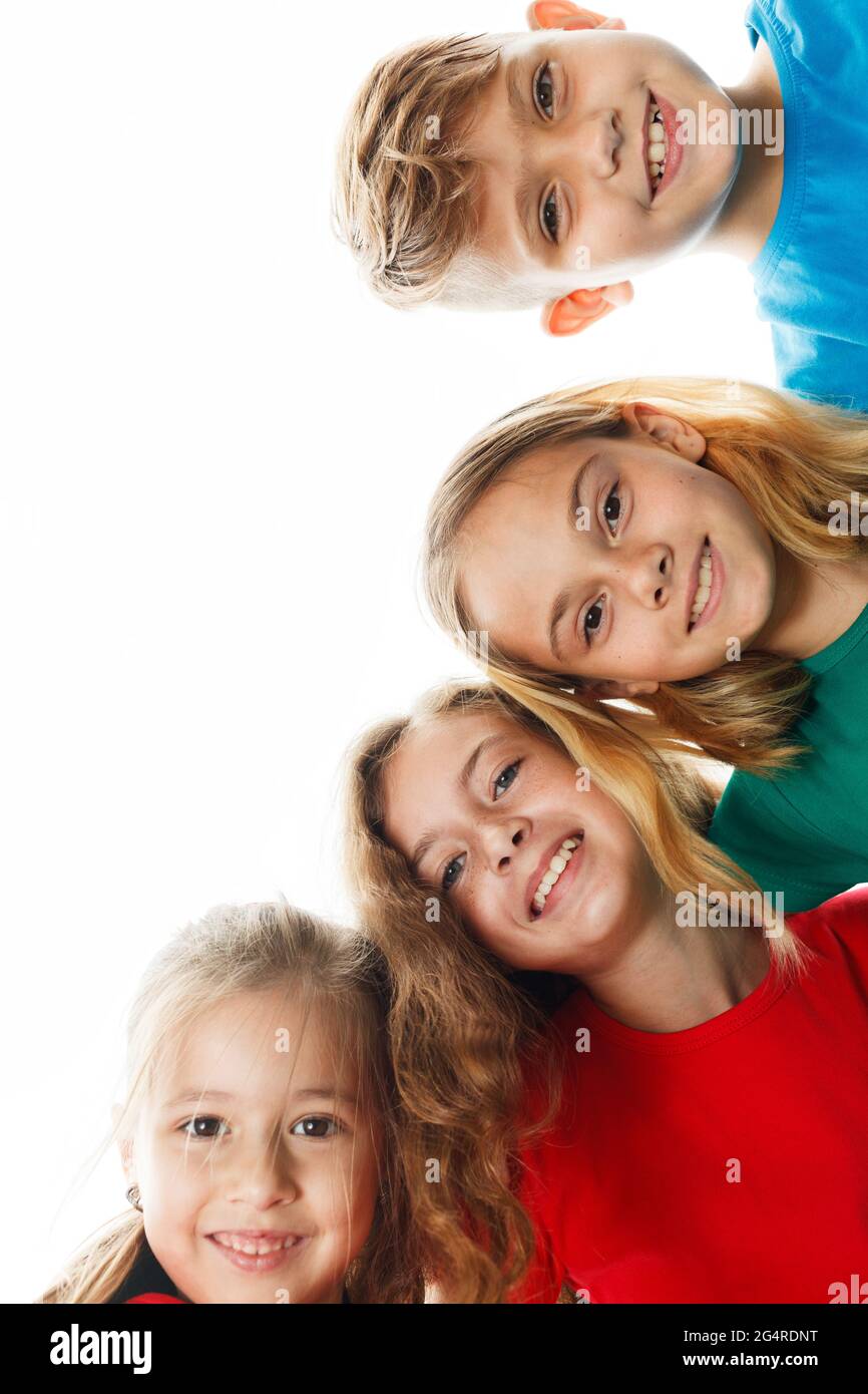 Gruppo di quattro bambini della scuola Foto Stock