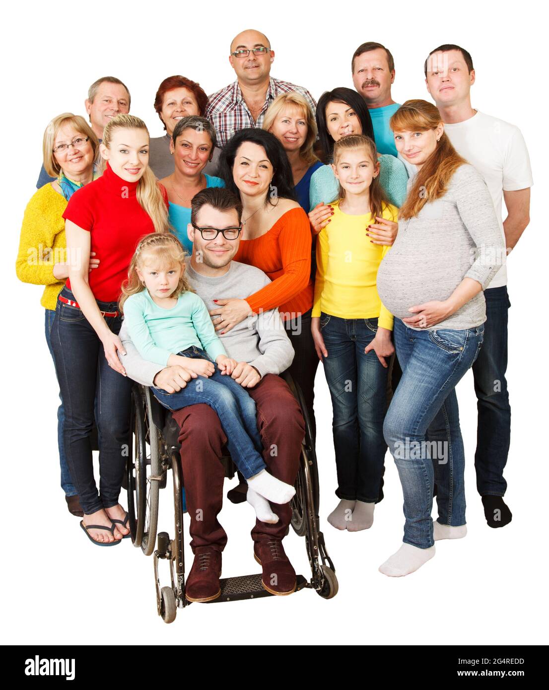 Ritratto di un grande gruppo di persone di età mista che sorridono e abbracciano insieme a Disabled Man. Foto Stock