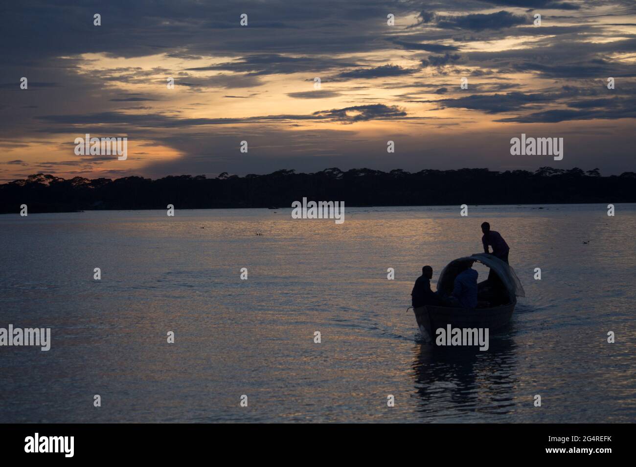 La sera la gente del villaggio sta attraversando il fiume in barca. Il luogo è Barisal distretto del Bangladesh Foto Stock