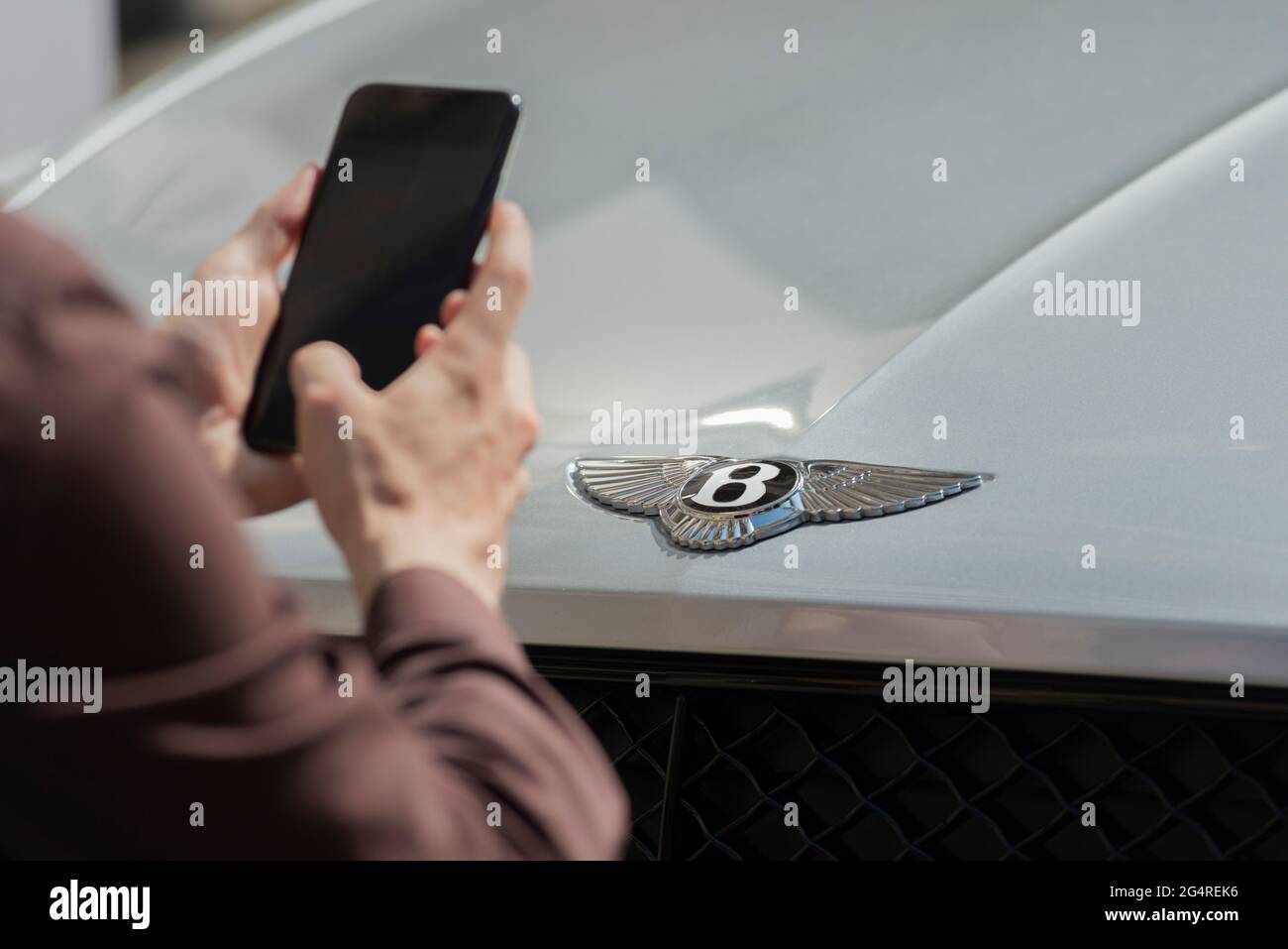 Italia, Lombardia, Milano, Milano Monza Motor Show 2021, Man Towing Picture  Bentley Logo con uno Smartphone Foto stock - Alamy