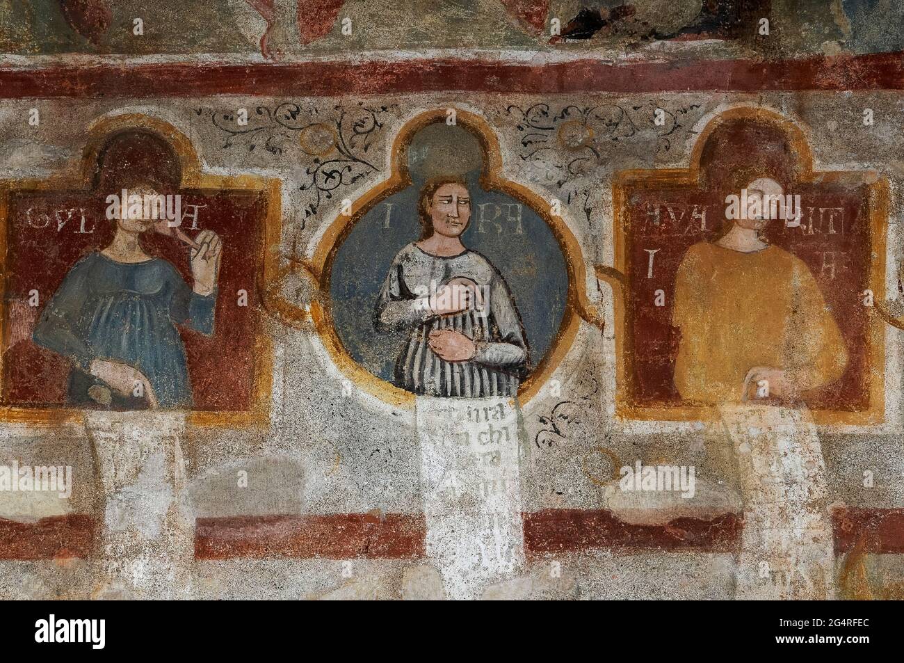 Personificazioni di tre dei sette peccati mortali del cristianesimo: (Da sinistra) Gluttony, Wrath e Avarice. Particolare dell'affresco del giudizio universale tardo medioevale, datato alla prima metà del XIV secolo e in stile lombardo, nella Chiesa di Santa Maria del Tiglio a Gravedona in Lombardia. Foto Stock