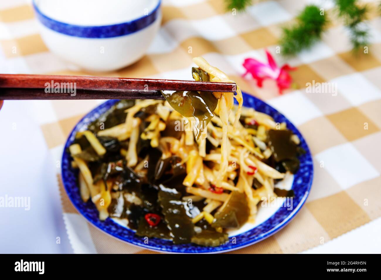 Kelp mescolare giovani germogli di bambù Foto Stock