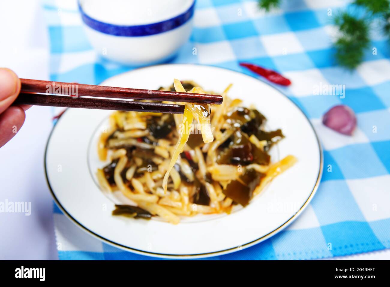 Kelp mescolare giovani germogli di bambù Foto Stock