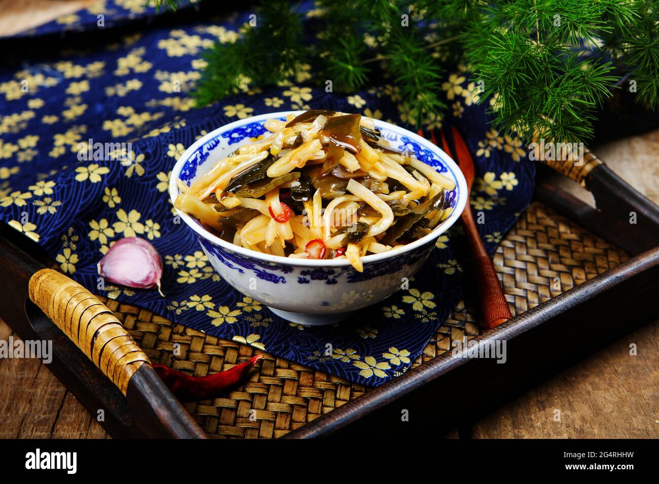 Kelp mescolare giovani germogli di bambù Foto Stock
