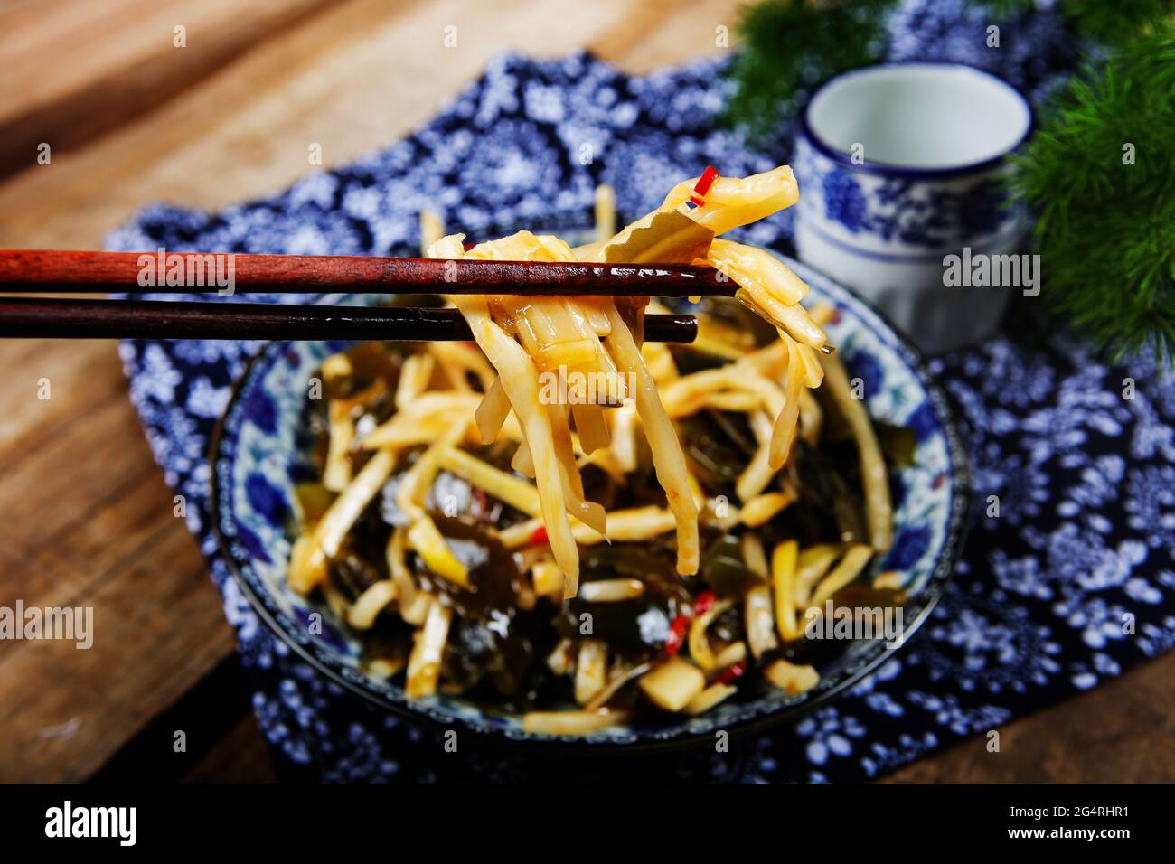 Kelp mescolare giovani germogli di bambù Foto Stock