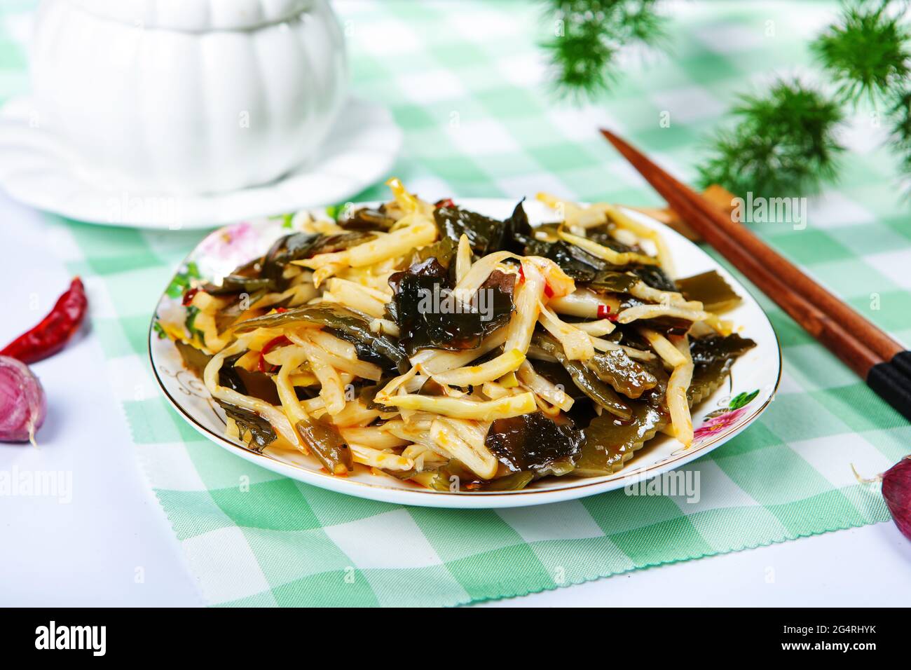 Kelp mescolare giovani germogli di bambù Foto Stock