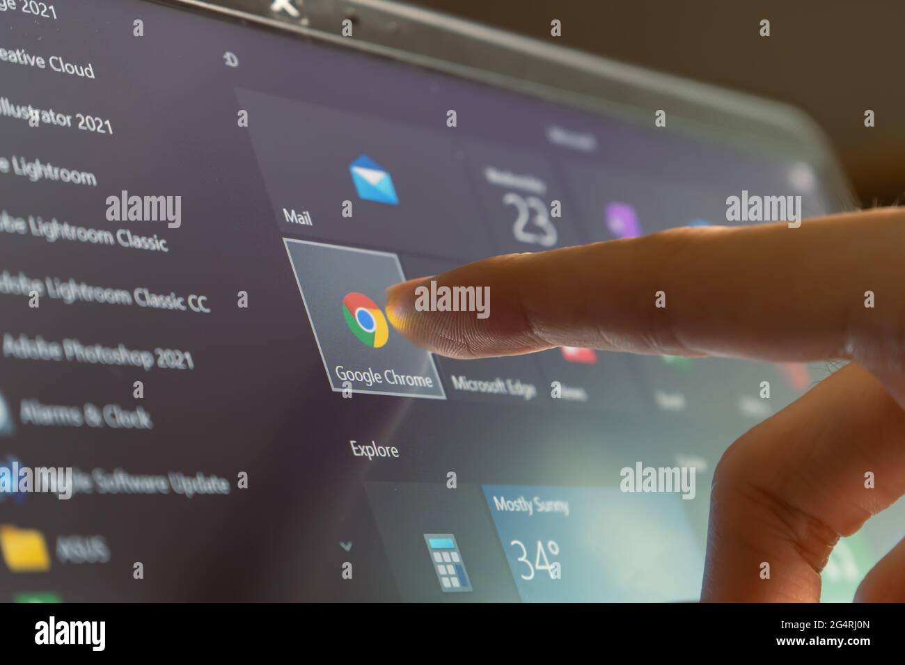 Bangkok, Thailandia - 23 giugno 2021: Utente del computer toccando su Google Chrome, un browser web sviluppato da Google, icona su Windows 10 per aprire il programma. Foto Stock