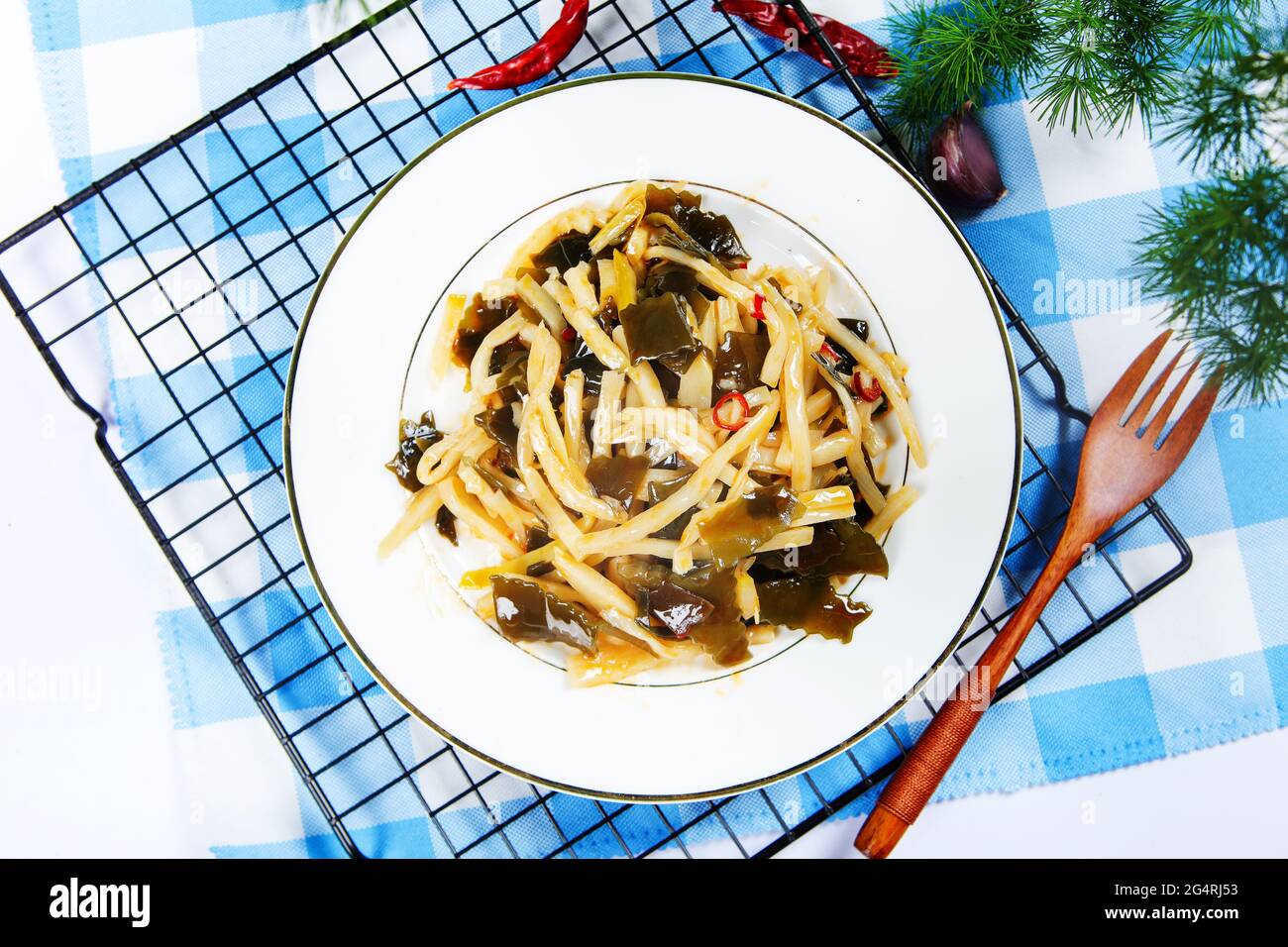 Kelp mescolare giovani germogli di bambù Foto Stock