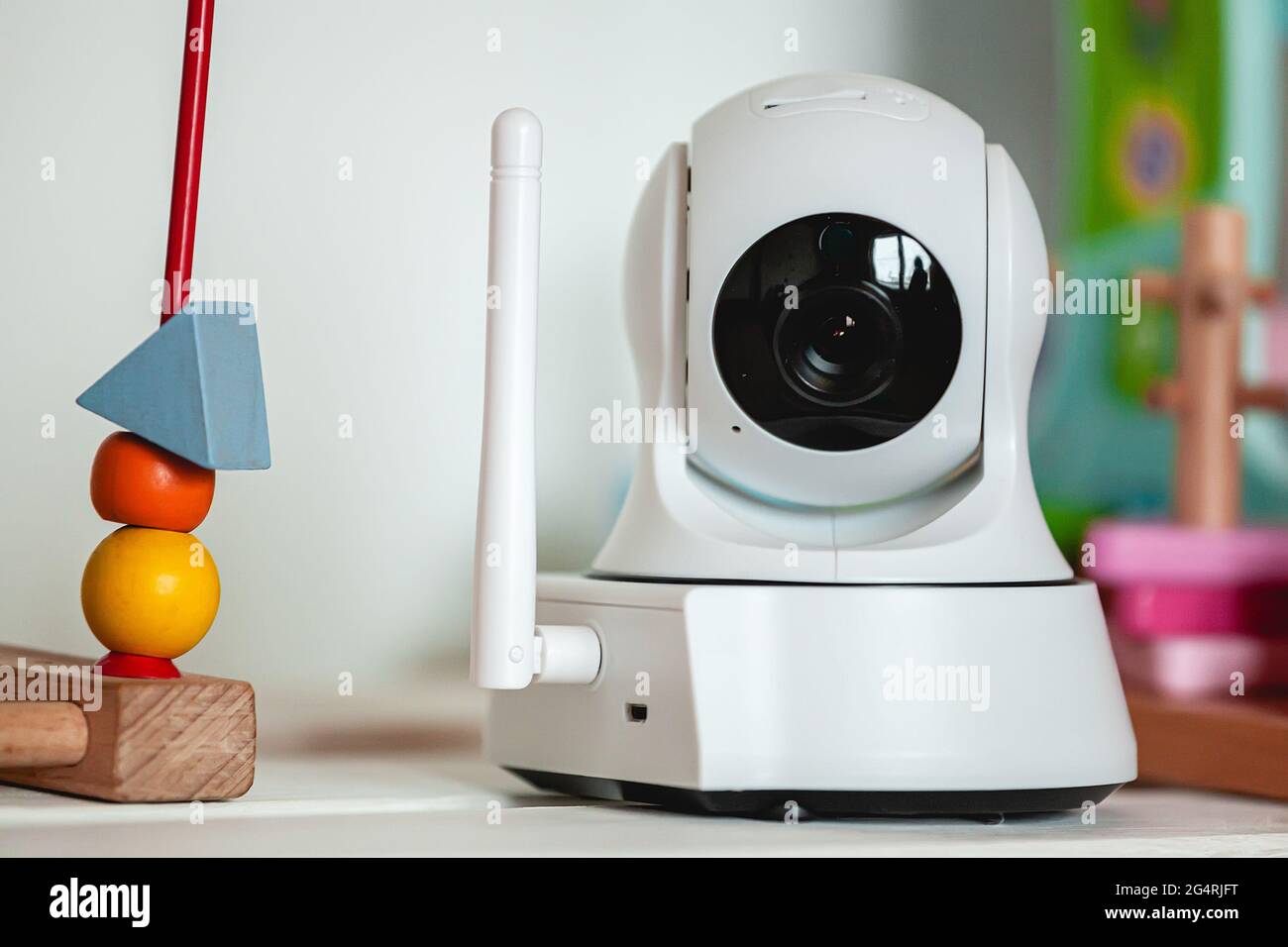 Telecamera IP sullo scaffale con giocattoli, che funge da baby monitor Foto Stock