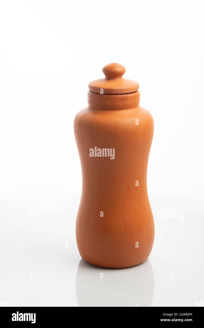 Bottiglia di acqua di argilla isolata su sfondo bianco Foto Stock