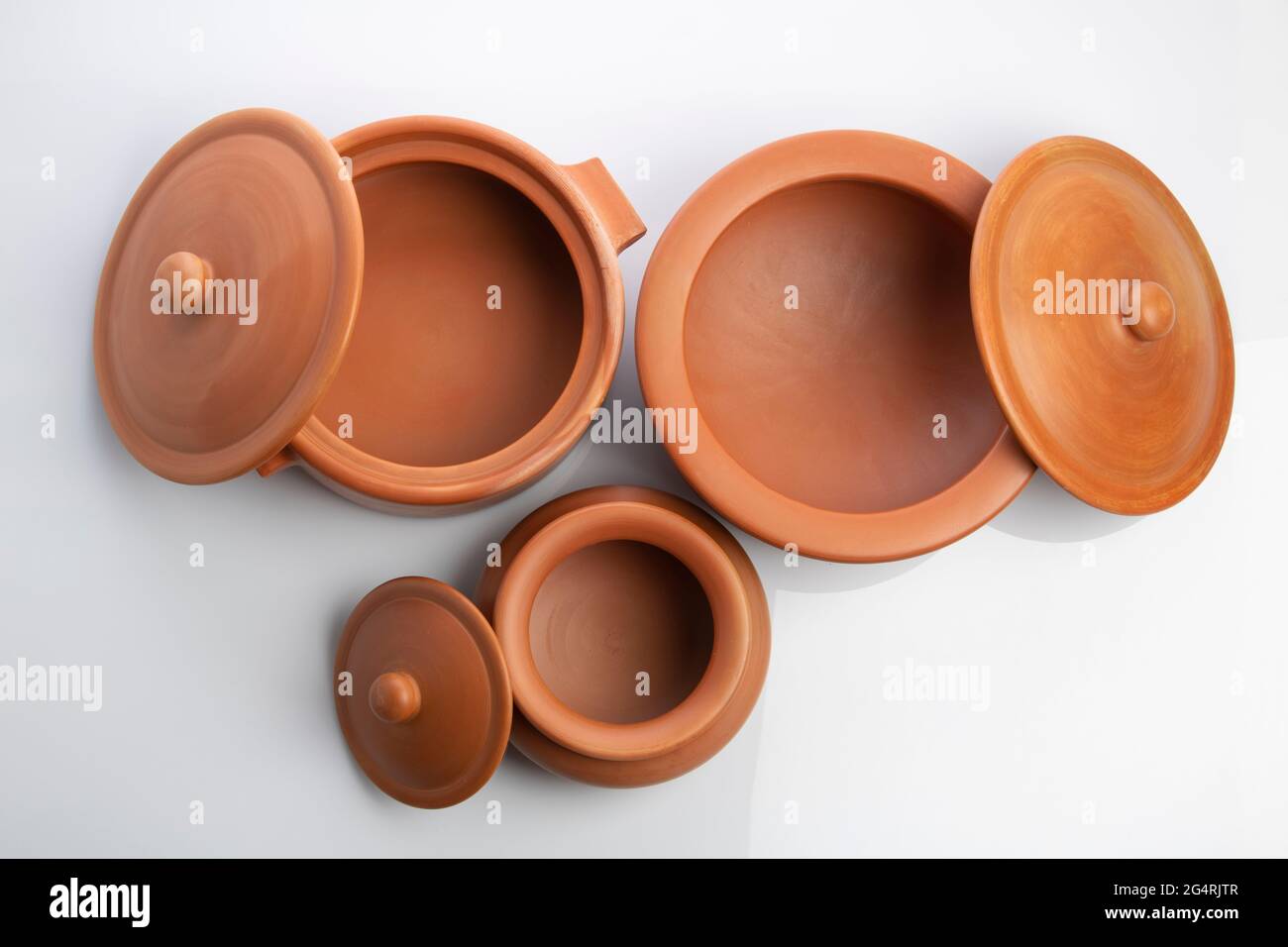 Clay Pots isolato su sfondo bianco Foto Stock