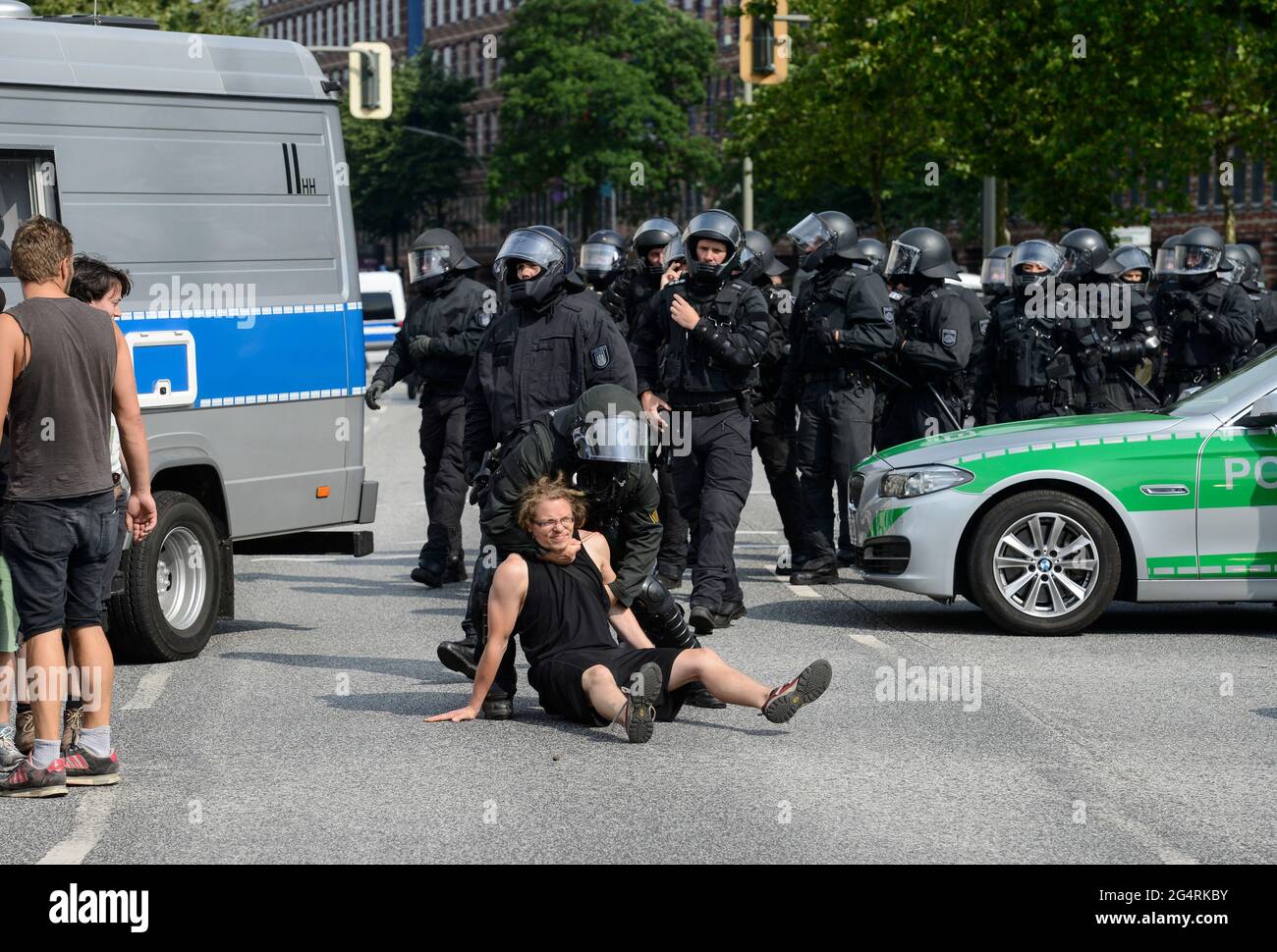 DEUTSCHLAND, Hamburg, Proteste gegen den den den G20 Gipfel, Millerntor, Polizei raeumt Sitzblockaden in der Ost West Strasse Foto Stock