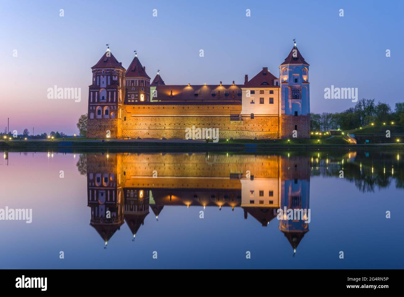 Castello di Mir al confine della notte di aprile. Bielorussia Foto Stock