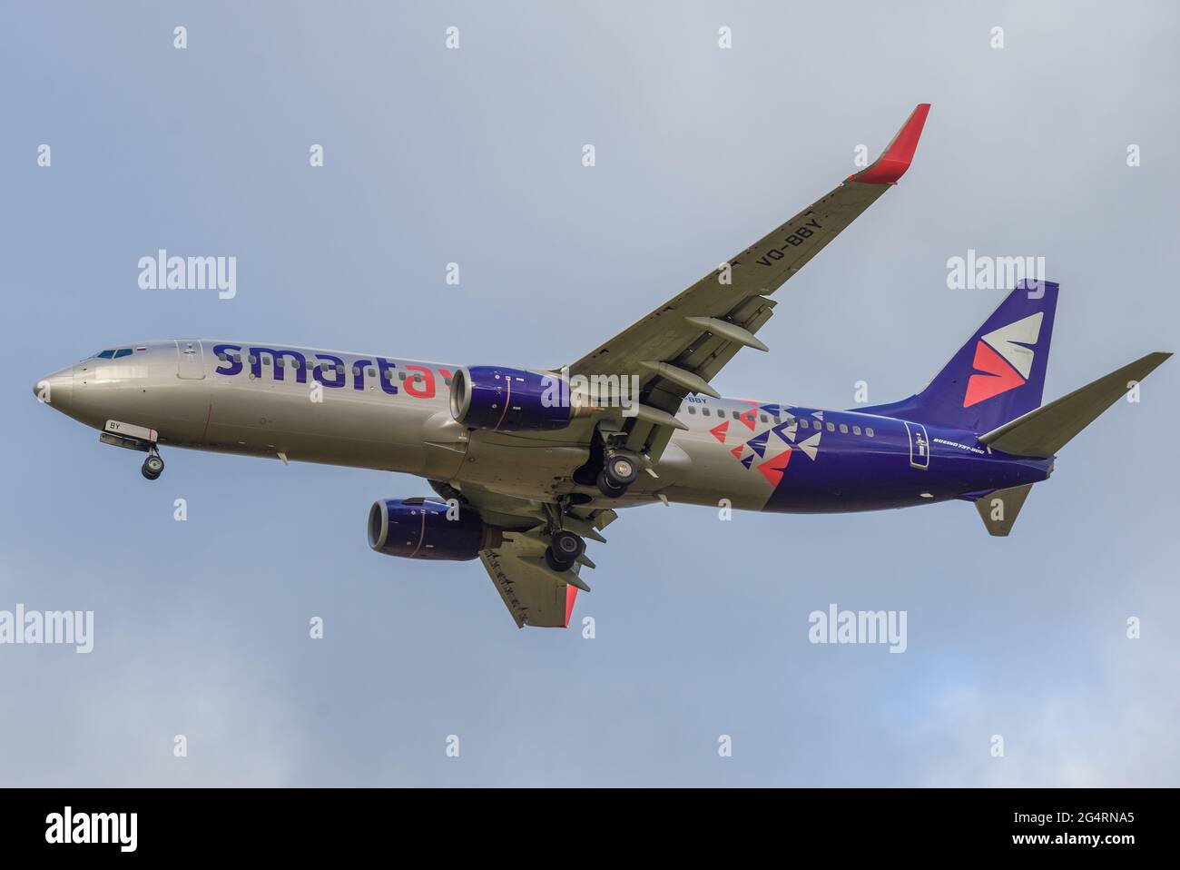 SAN PIETROBURGO, RUSSIA - 28 OTTOBRE 2020: Velivolo Boeing 737-800 (VQ-BBY) di SmartAvia aereo primo piano contro un cielo nuvoloso Foto Stock