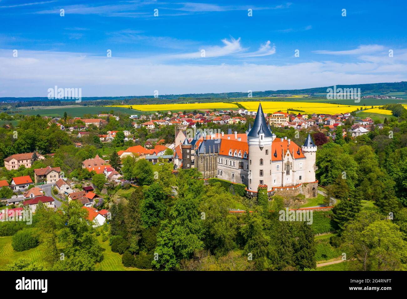 Vista aerea del castello di Zleby nella regione centrale della Boemia, Repubblica Ceca. L'originale castello di Zleby fu ricostruito in stile neogotico del castello. Chat Foto Stock