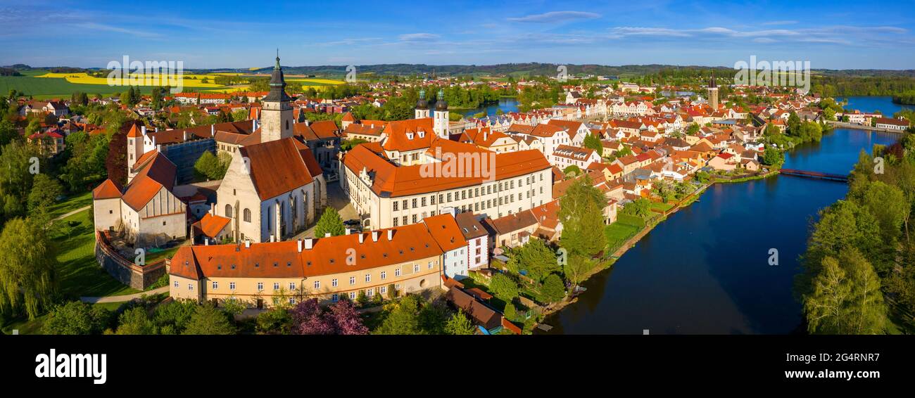 Paesaggio aereo della piccola città ceca di Telc con la famosa piazza principale (patrimonio dell'umanità dell'UNESCO). Panorama aereo della città vecchia Telc, Moravia meridionale, Foto Stock