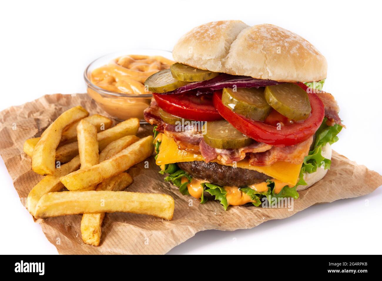 Hamburger di manzo con pancetta isolata su sfondo bianco Foto Stock