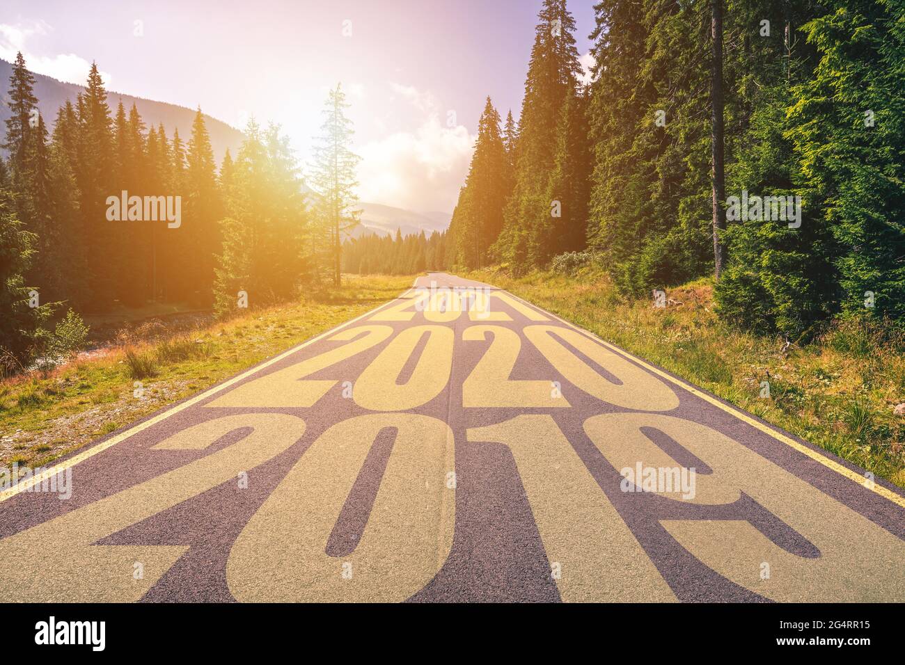 Svuotare strada asfaltata e nuovo anno 2019, 2020, 2021 concept. La guida su una strada vuota in montagna alle imminenti 2019, 2020, 2021 e lasciando dietro di ol Foto Stock