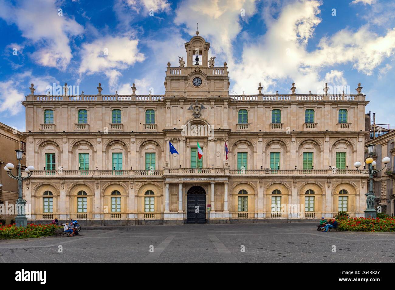 Edificio storico della più antica Università della Sicilia, il suo soprannome accademico Siculorum Gymnasium è da vedere sopra l'ingresso. Catania, Sicilia, io Foto Stock