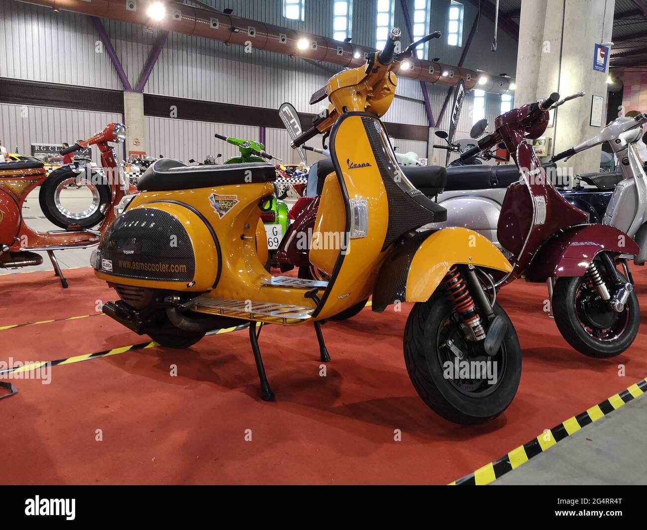 Vespa PX 200. Retro Malaga 2021, Andalusia, Spagna Foto stock - Alamy