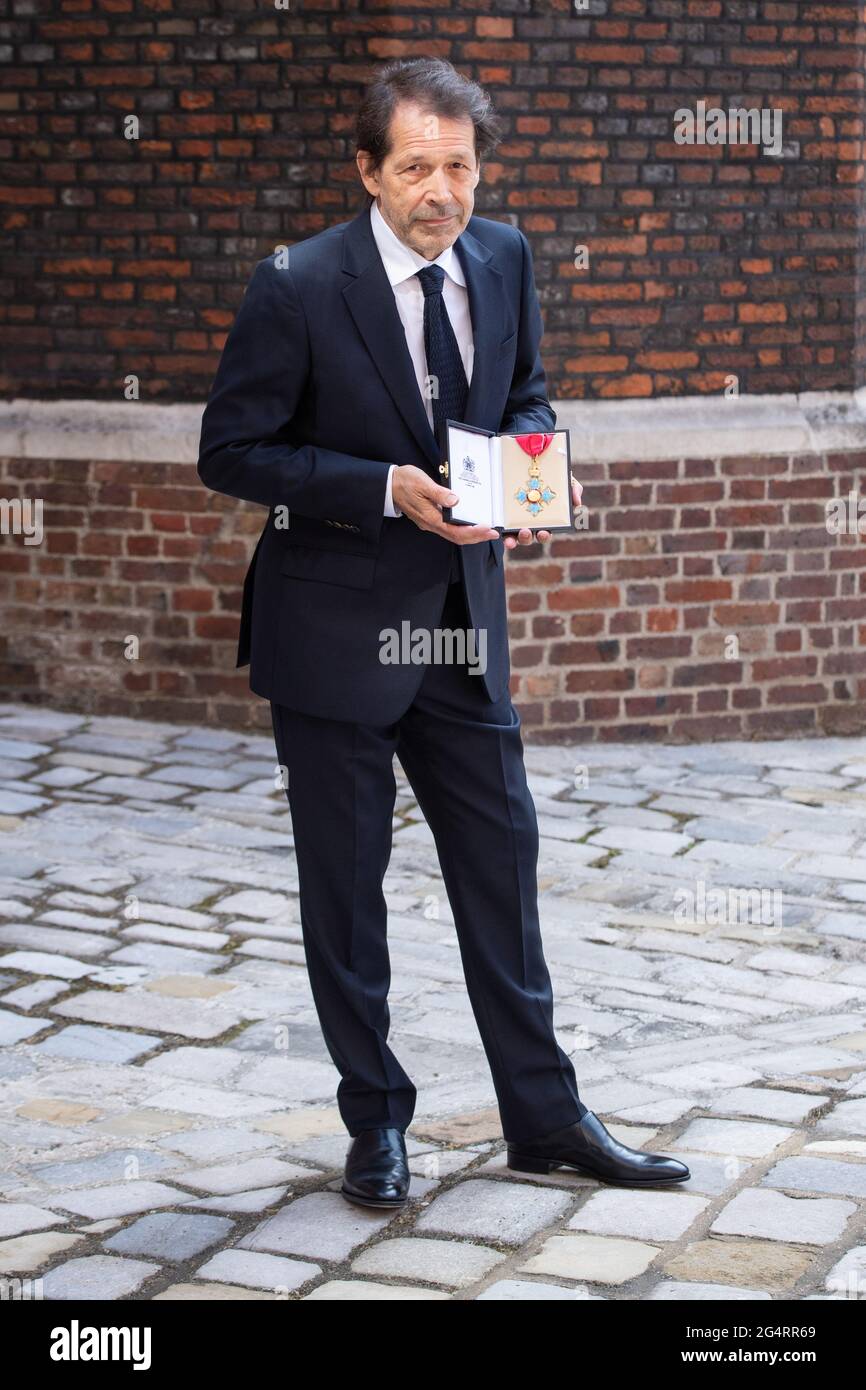 Peter Saville con la sua medaglia CBE, dopo una cerimonia di investitura al St James's Palace, Londra. Data immagine: Mercoledì 23 giugno 2021. Foto Stock