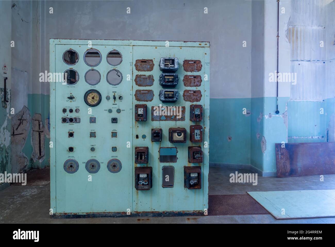 Tel-Aviv, Israele - 17 giugno 2021: Vista dei vecchi pannelli di controllo nella storica Reading A Power Station, a Tel-Aviv, Israele Foto Stock