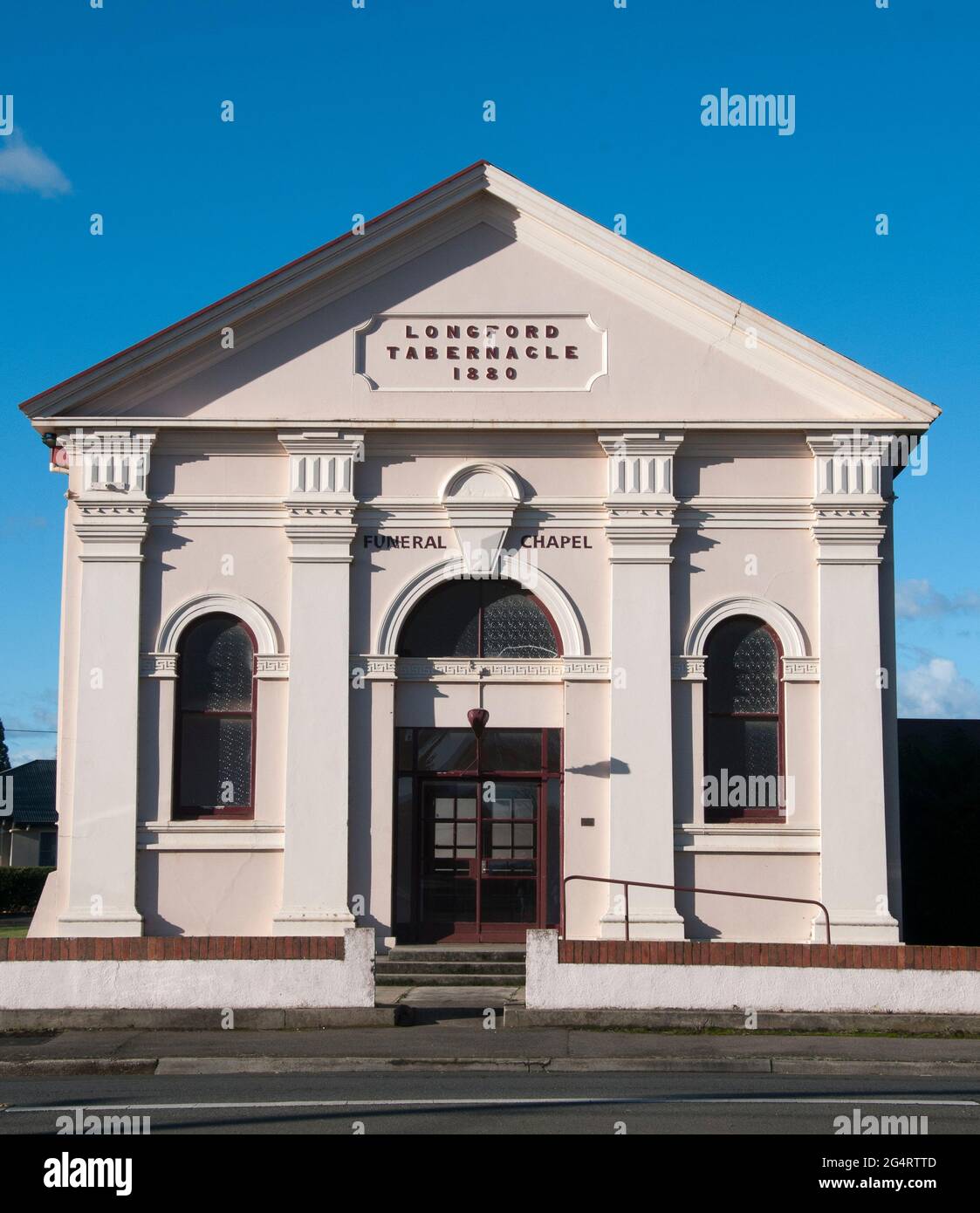 L'ex Tabernacolo cristiano, ora utilizzato come sala funeraria, si trova a Longford, una città all'inizio del XIX secolo nelle Midlands della Tasmania Foto Stock