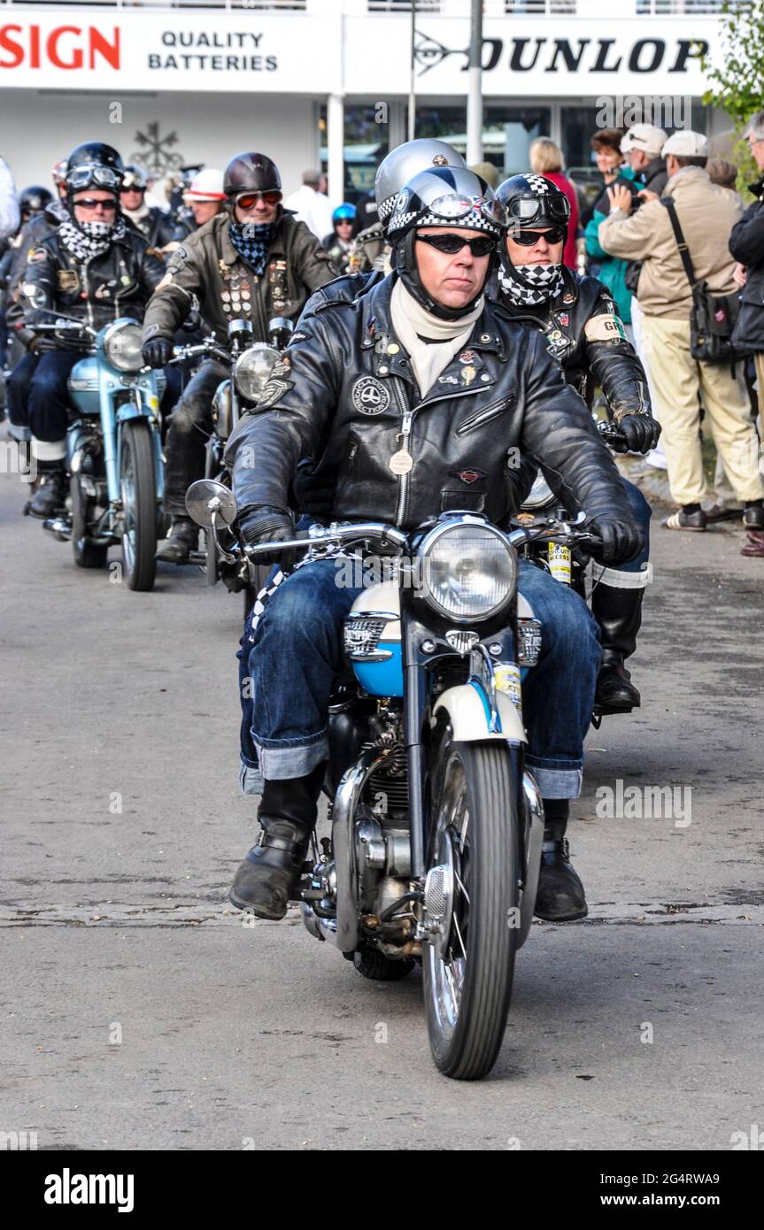 Motociclisti in vintage abbigliamento motociclistico che cavalcano moto  classiche al Goodwood Revival 2011, UK. Cavalcare in pelle nera retrò,  vecchie biciclette Foto stock - Alamy