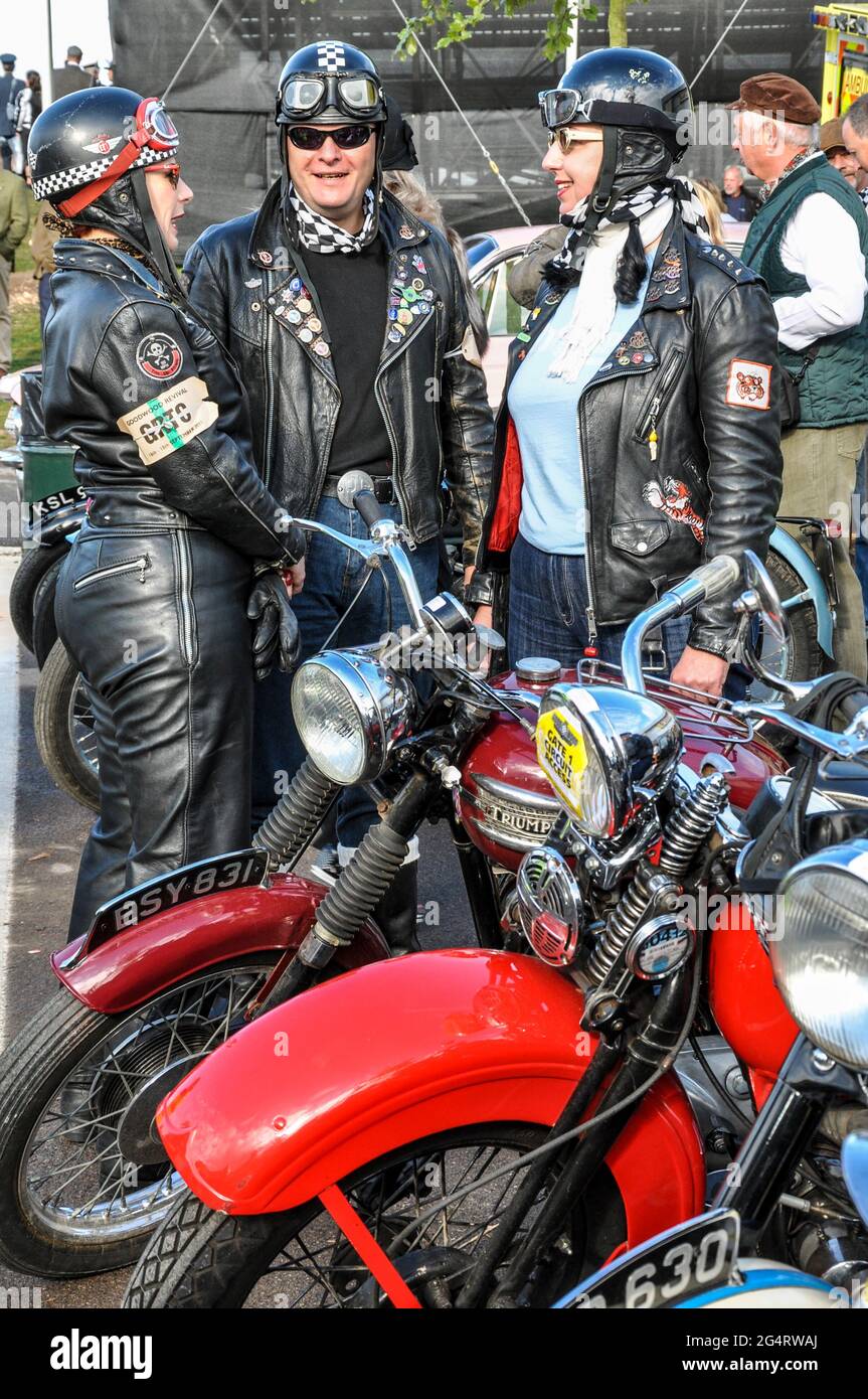 Motociclisti in abbigliamento vintage con moto classiche al Goodwood  Revival 2011, Regno Unito. Uomo e donna in pelle nera Foto stock - Alamy